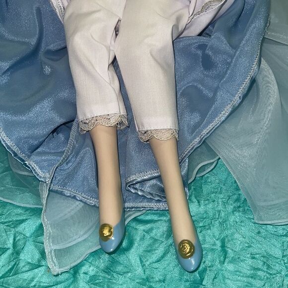 Sleeping Beauty Porcelain Doll 20” - Picture 4 of 9